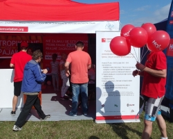 Czerwone balony HCV powiewają w Inowrocławiu