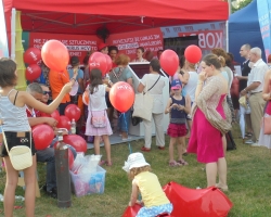 Najmłodsi uczestnicy pikniku ustawiali się w kolejce po baloniki z rekinem.