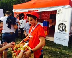 Nasi uczestnicy częstowali się pysznymi jabłkami ufundowanymi przez Stowarzyszenie Sady Grójeckie.