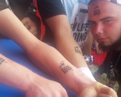 Coraz ciekawsze miejsca wybierają Woodstockowicze  na tatuaże z rekinem.