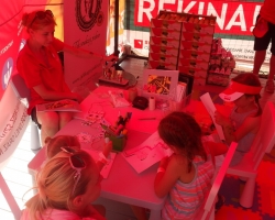 Najmłodsi uczestnicy pikniku rysowali WIRUSKA i układali puzzle.