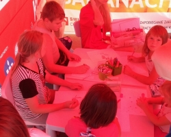 Najmłodsi uczestnicy pikniku rysowali WIRUSKA.